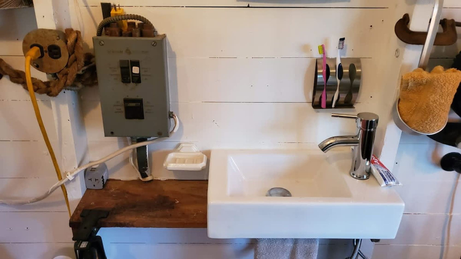 Room 3, The Stabbin Cabin Grant Island w Boat Hottub Pet, Lewis