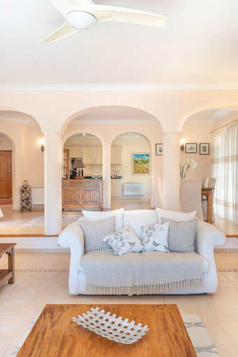 Shared lounge/TV area 2, 174 Gramacho - Immaculately Presented Villa, Lagoa
