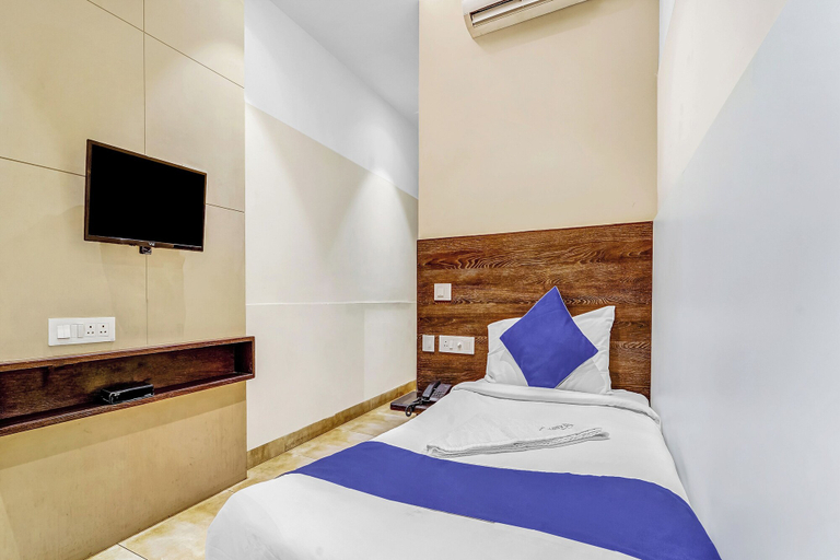 Room 3, Hotel Karpagam Lodging house, Coimbatore