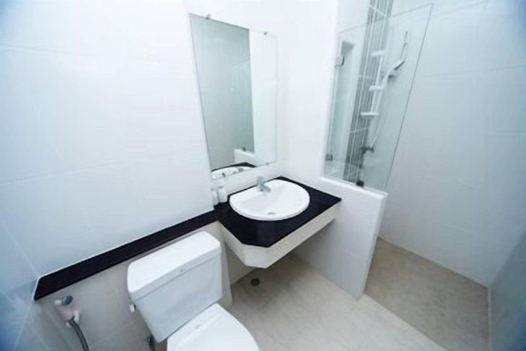 Bathroom 4, Central Place Serviced Apartment, Muang Chon Buri