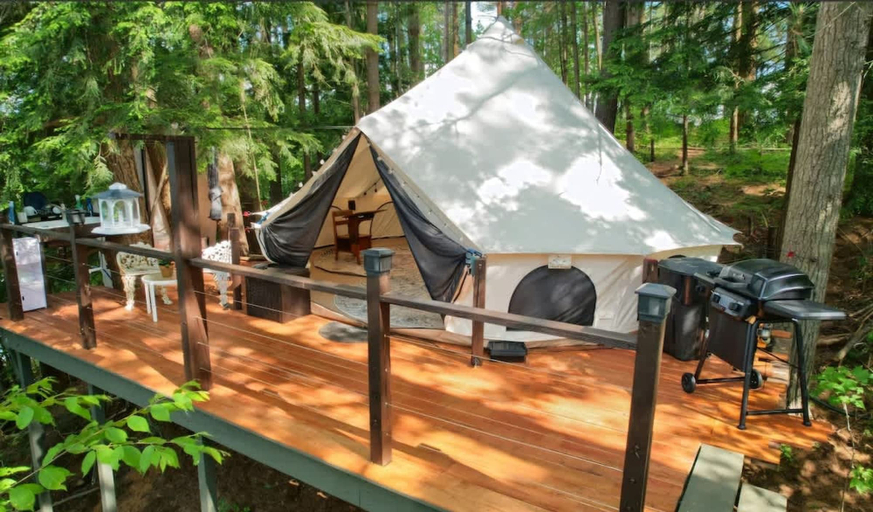 Room 4, The Stabbin Cabin Grant Island w Boat Hottub Pet, Lewis