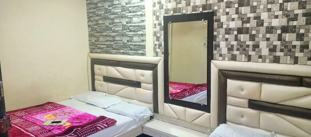 Room 3, Hotel Maa Tulsi Guest House, Ujjain