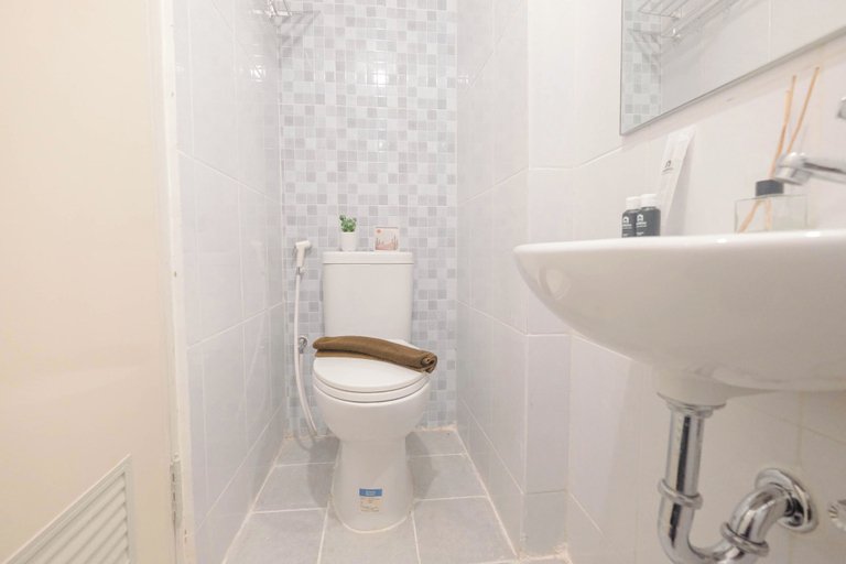 Bathroom 3, Modern Soft Minimalist Studio At Tokyo Riverside Pik 2 Apartment, Tangerang