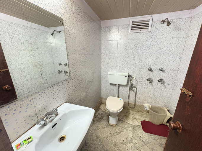 Bathroom 3, Hotel Apsara Darjeeling, Darjiling