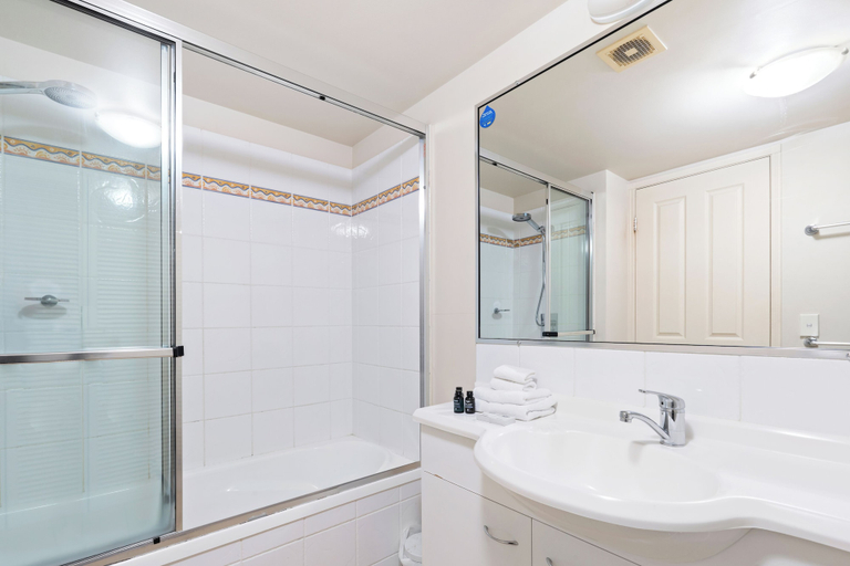 Bathroom 4, Family Apt Turtle Beach Resort 233, Gold Coast