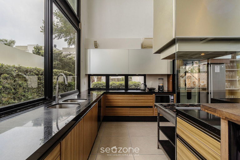 Private kitchen 2, House w/ pool 5BR near Jurerê Beach RCA26, Florianopolis