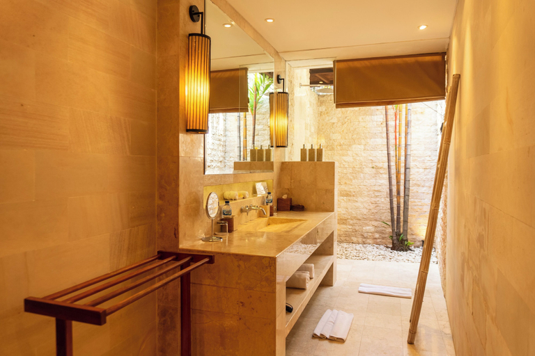 Bathroom shower, Villa Tigapuluh, Badung