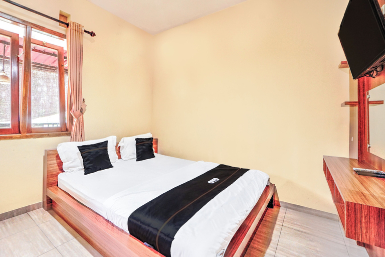 Room 2, Hotel O The Velodrome Inn near Exit Toll Malang, Malang