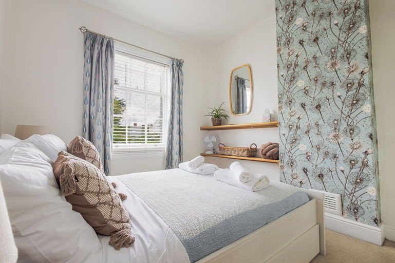 Room 5, Stylish 5BD Townhouse in Leamington Spa, Warwickshire
