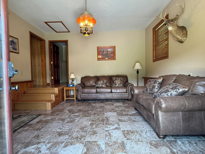 Living room 3, Shuler Farm, Graham