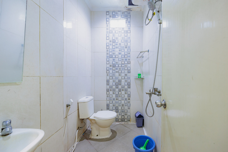 Bathroom, RedDoorz @ Taman Galaxy Bekasi, Bekasi