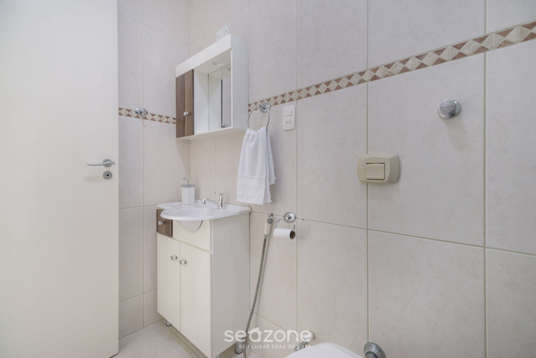 Bathroom 5, 4BR Apt w/ BBQ 70m From Beach Rto0502, Itapema
