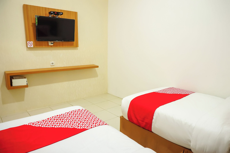 Room 5, Hotel O Bukittinggi near Jam Gadang formerly Hotel Aedo, Bukittinggi