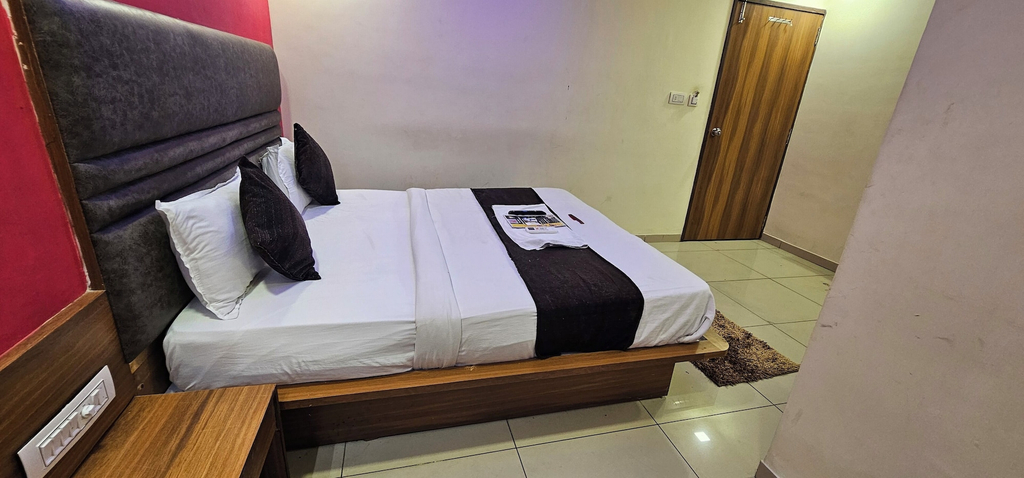 Room 4, Hotel Aaryodaya, Ahmadabad