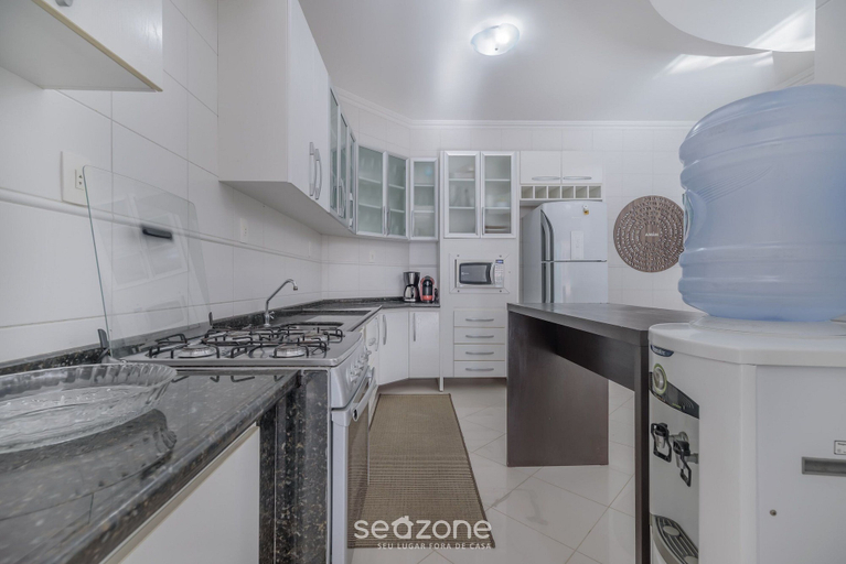 Private kitchen, 4BR Apt w/ BBQ 70m From Beach Rto0502, Itapema