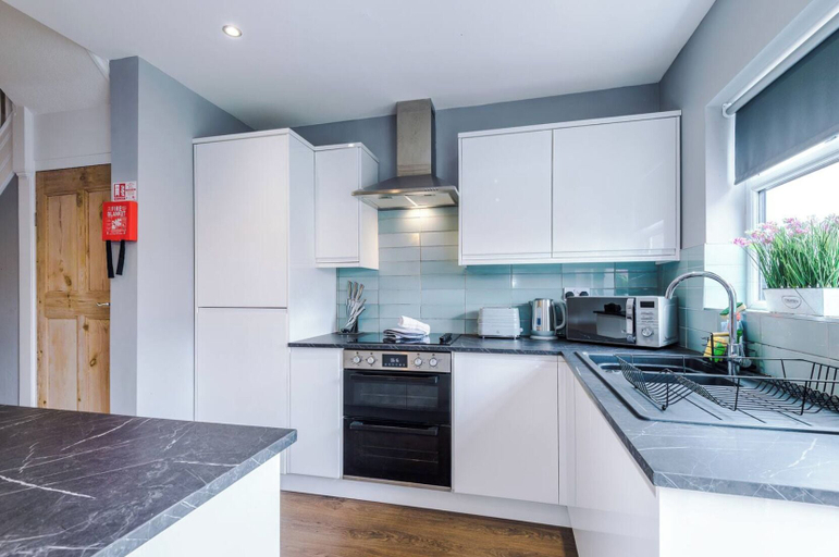 Private kitchen 5, 16 Hayfield Road, Salford