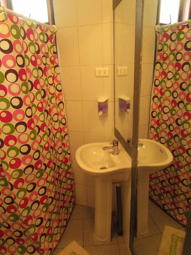 Bathroom, Hostal La Casa Azul, Valparaíso