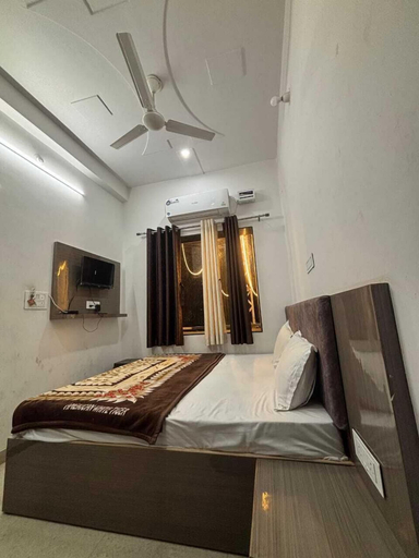 Room 4, SHUKLA HOTEL, Kanpur Nagar