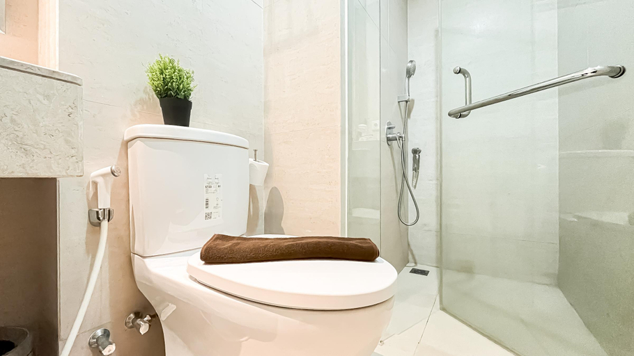 Bathroom 5, Vintage Vibes Studio Apartment at Gold Coast PIK By Travelio, Jakarta Utara
