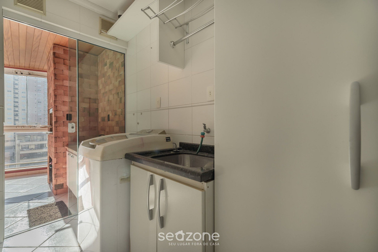 Interior, 4BR Apt w/ BBQ 70m From Beach Rto0502, Itapema