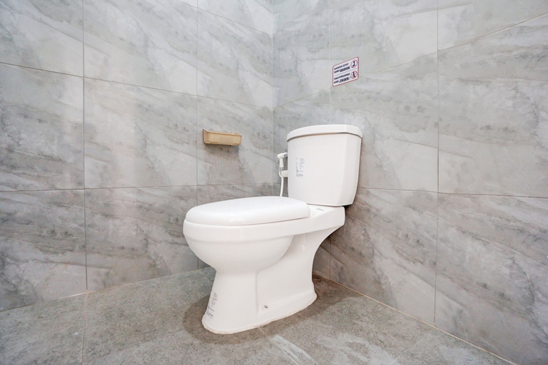 Bathroom, OYO 94766 Tapak Liman Syariah, Malang