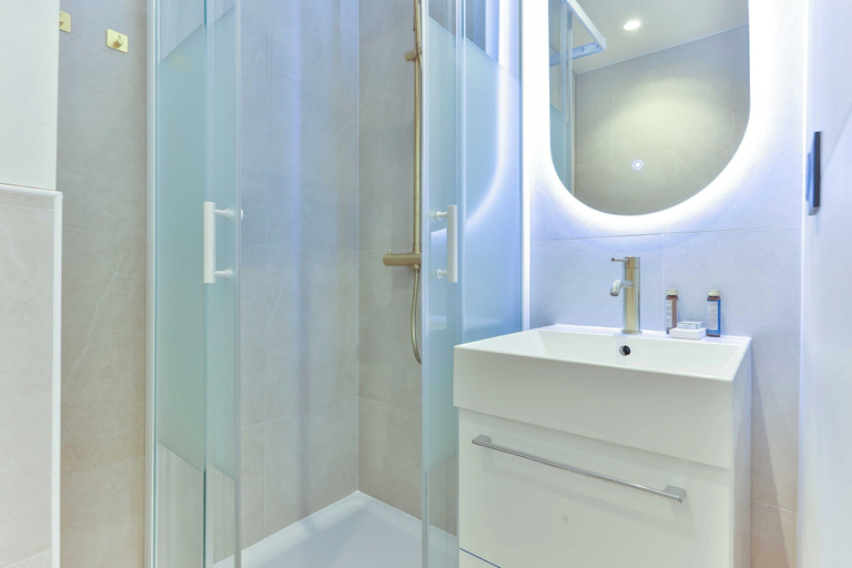 Bathroom 2, Cozy Apartment - 1br/2p - Grenelle/ Eiffel Tour, Paris