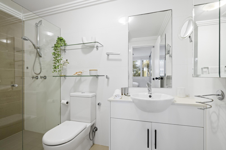 Clothes dryer, Bright 2-Bed Apartment Near Narrabeen Beach, Sydney