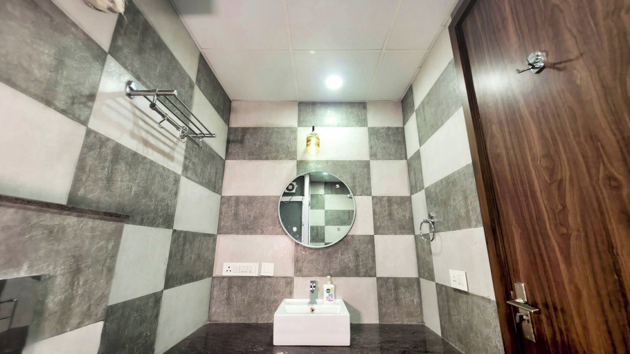 Bathroom 2, Hotel HomeAste 001 Near Yashobhoomi Convention Center, Delhi