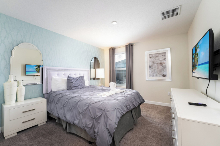 Room 3, Large 7BR Villa Pool Great for Families, Osceola
