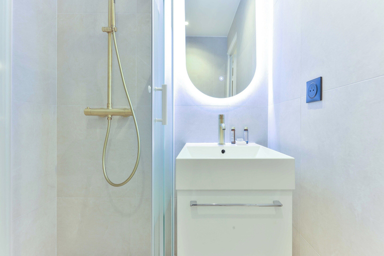 Bathroom 5, Cozy Apartment - 1br/2p - Grenelle/ Eiffel Tour, Paris