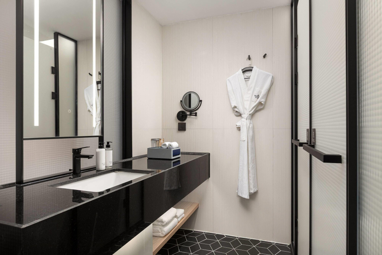 Bathroom, Microtel by Wyndham Chengdu Jinniu, Chengdu