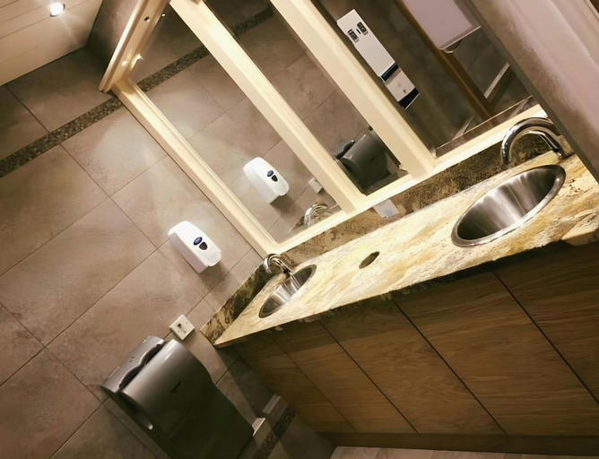 Bathroom, Lyndene Hotel, Blackpool