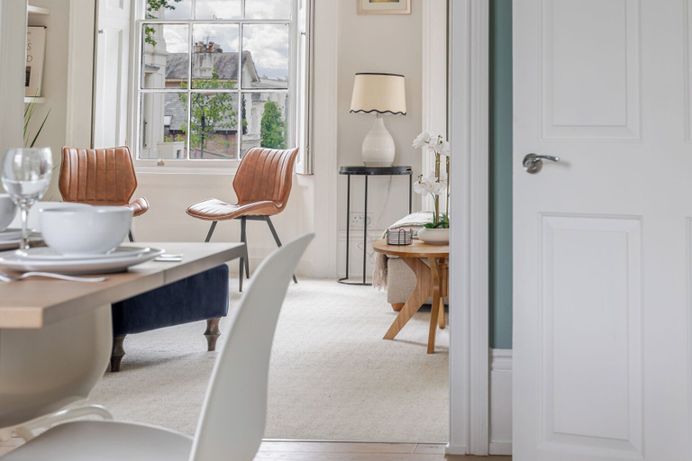 In-room dining 3, Stylish 5BD Townhouse in Leamington Spa, Warwickshire