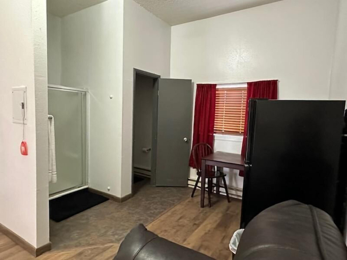Bathroom 4, Bobbi's Classic Motel, Converse