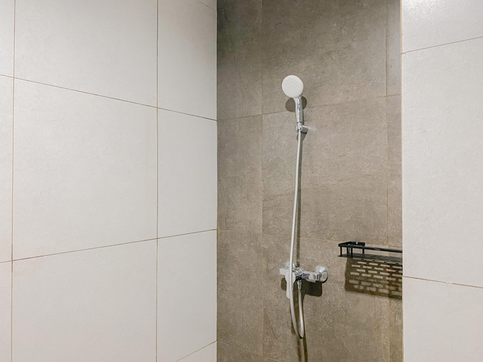 Bathroom 5, Modern Style Studio at Apartment LRT City Bekasi By Travelio, Bekasi