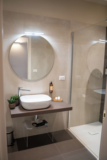 Bathroom 5, CASA ALMIKA PRINCIPE AMEDEO, Bari