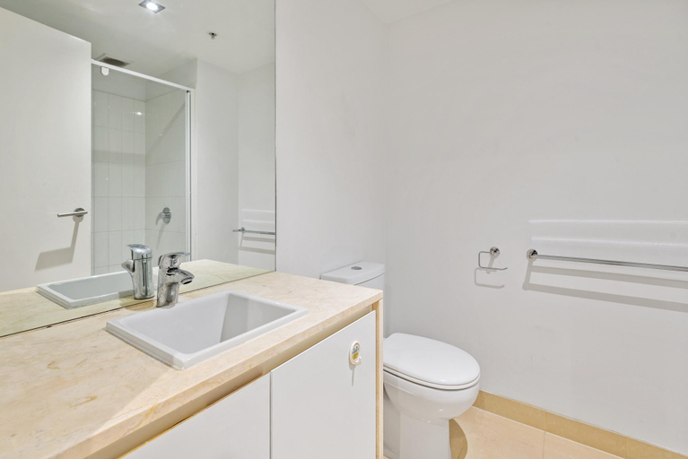 Bathroom 3, Central 2-Bed Apartment with Parking, Pool and Gym, Melbourne