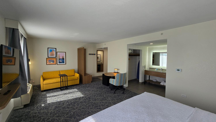Bedroom 3, Hampton Inn & Suites Chicago Deer Park, Cook