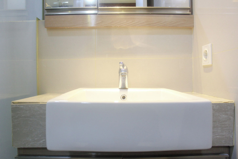 Bathroom 5, Good Deal Studio Apartment At Landmark Residence Bandung, Bandung