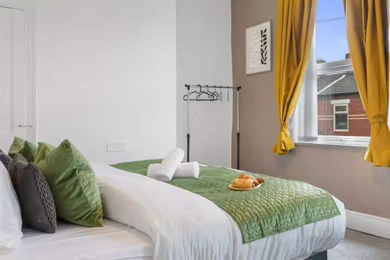 Room 3, Family - Sleeps 6 - Garden - Parking, Stockport