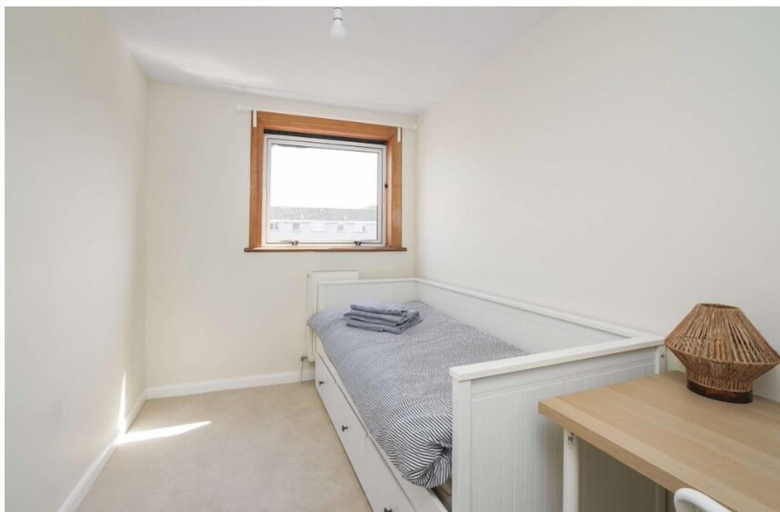 Room 5, 2-Bedroom Home with Parking and Garden, Edinburgh