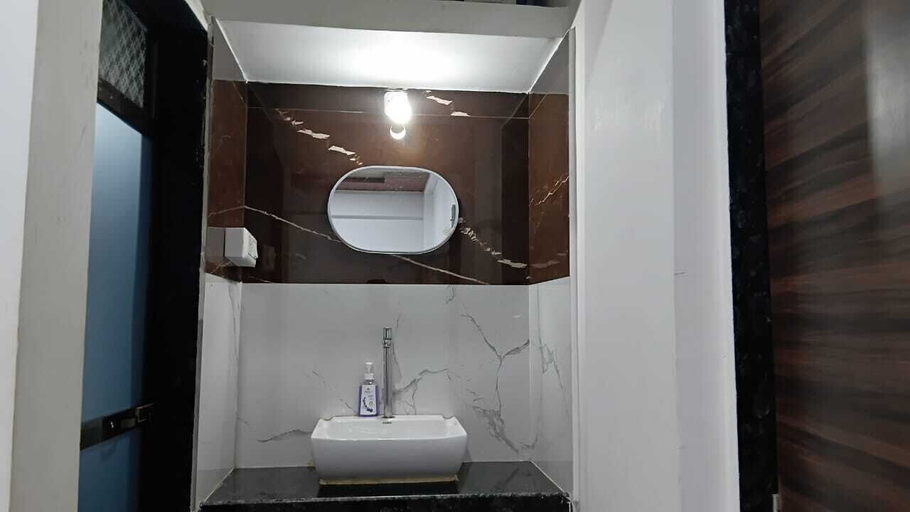 Bathroom 5, Hotel Jijau Darbar, Raigarh