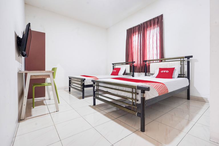 Room 2, OYO 94774 Mulia House, Makassar