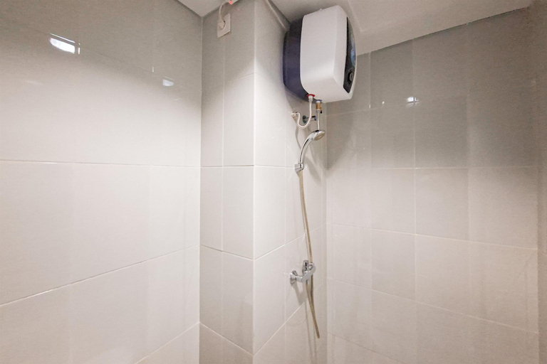 Bathroom 5, Fully Furnished 2BR Apartment at Casa De Parco By Travelio, Tangerang