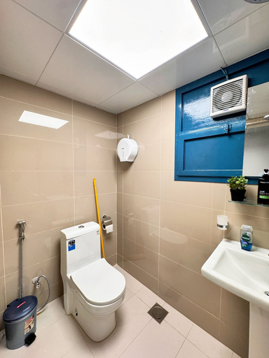 Shared bathroom 2, Vogue Inn Abu Dhabi, Abu Dhabi City