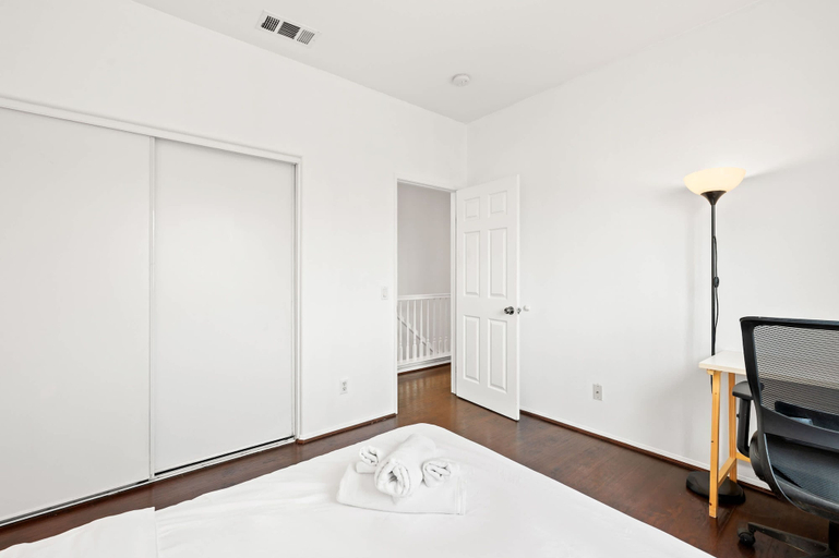 Room 3, Bright Airy 5B Home Workspace Outdoor Lounge, Riverside