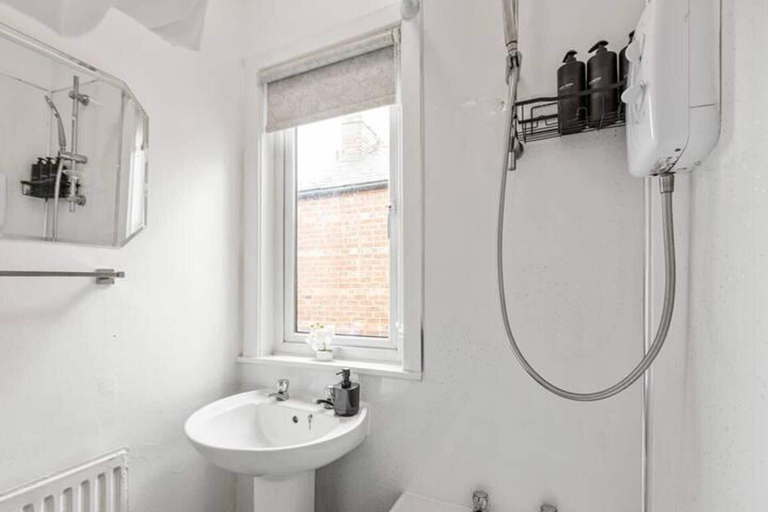 Bathroom, Family - Sleeps 6 - Garden - Parking, Stockport