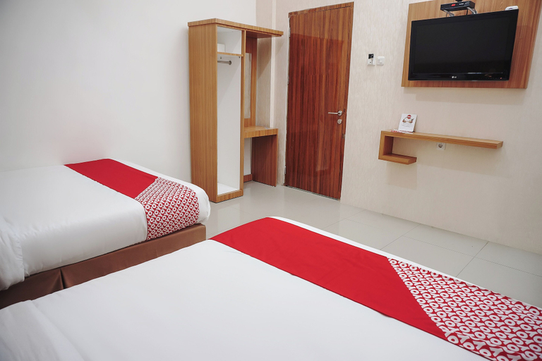 Room 2, Hotel O Bukittinggi near Jam Gadang formerly Hotel Aedo, Bukittinggi