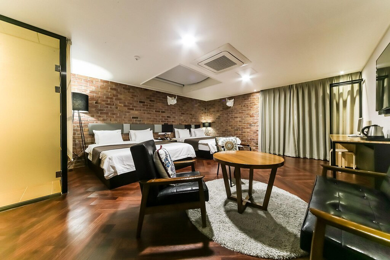 Others 5, Hotel 385, Jinhae