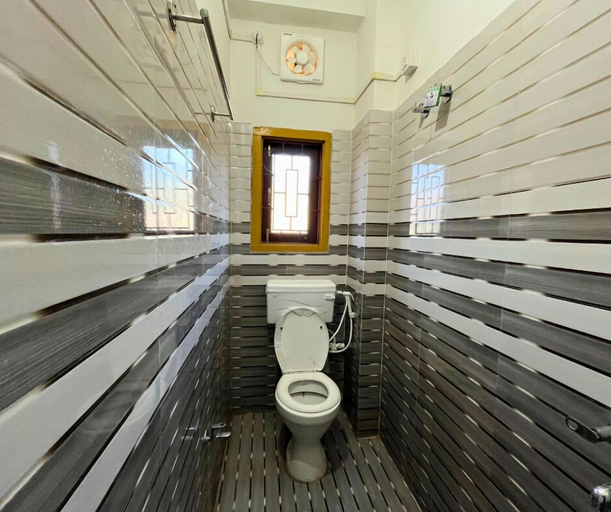 Bathroom 3, Hotel B&B Residency, Kamrup Metropolitan